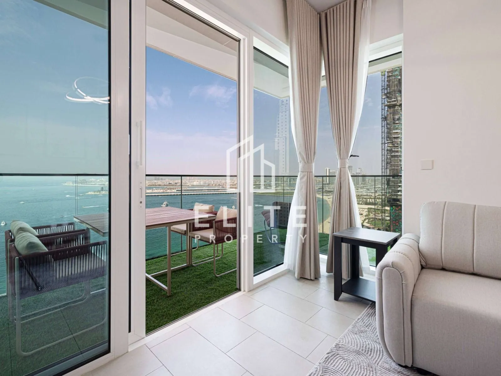 Vendedor con ganas de vender | Planta alta | Desocupado — La Vie, Jumeirah Beach Residence, Dubai